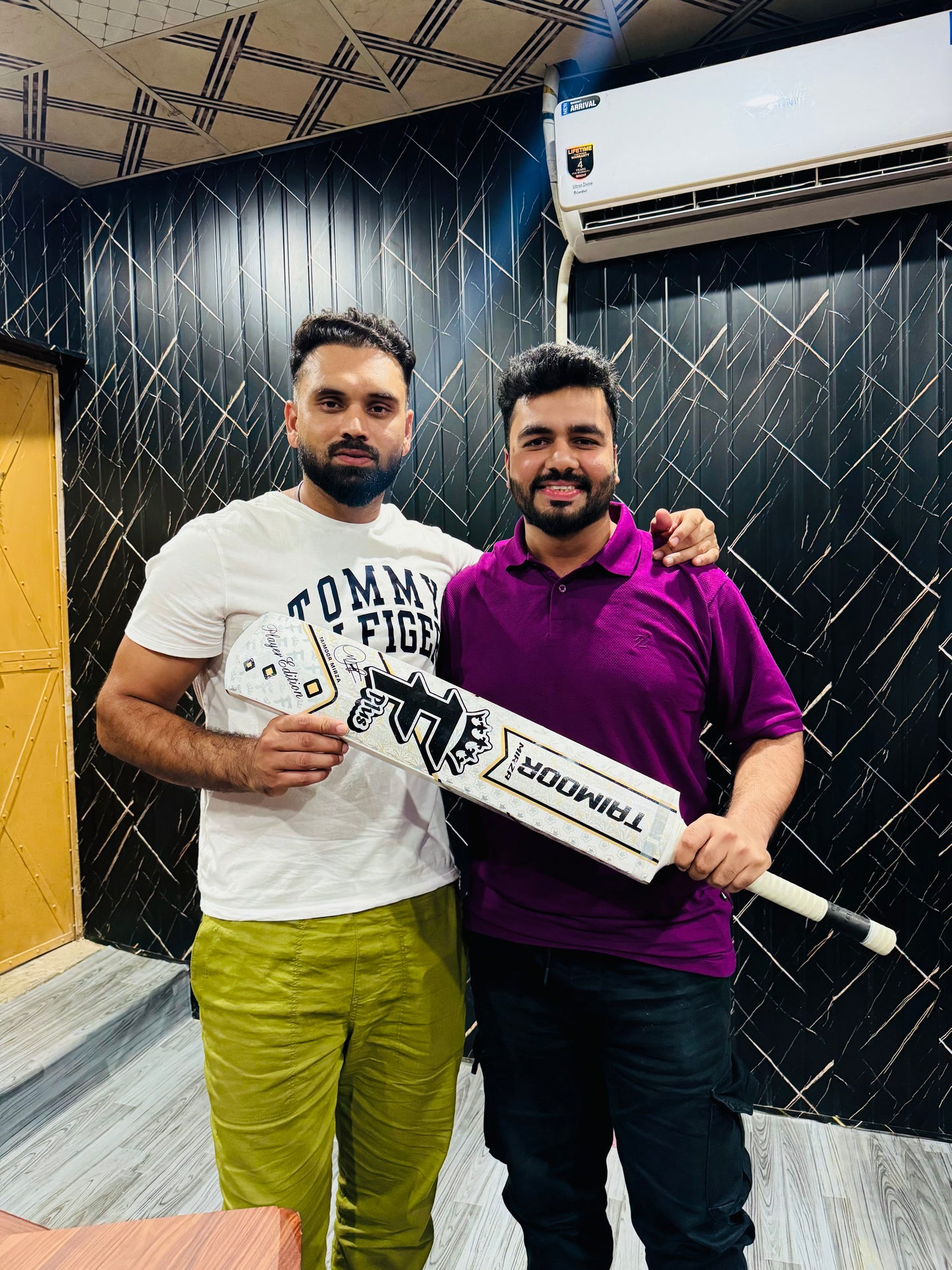 F PLUS BAT TAIMOOR EDITION